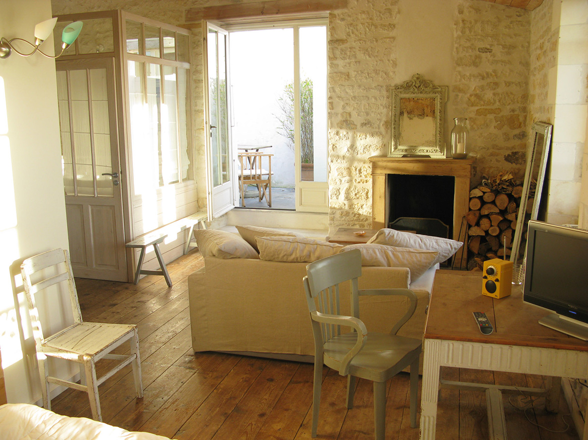 Room 4/5 with lounge and fireplace Ile de Ré - Hotel Le Senechal