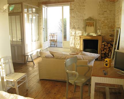 Room 4/5 with lounge and fireplace Ile de Ré - Hotel Le Senechal