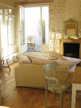 Room 4/5 with lounge and fireplace Ile de Ré - Hotel Le Senechal