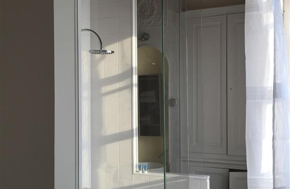 Room 20 Bathroom with shower - Hotel Le Senechal