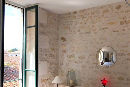 elegant room hotel le Senechal view on an alley